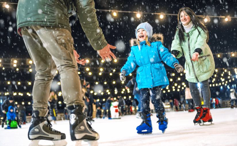 Winterspaß garantiert für die ganze Familie beim Schlittschuhlaufen!